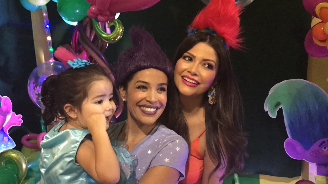 Las cuñadas de Despierta América celebrando a su princesa.