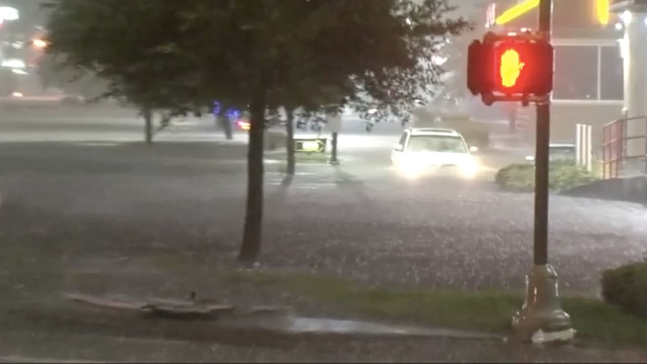 The accumulation of rain in some sectors of the city has reached 14 inches and the roads are impassable.