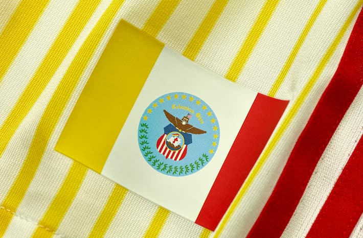 La bandera misma aparece en la cintura de la camiseta.