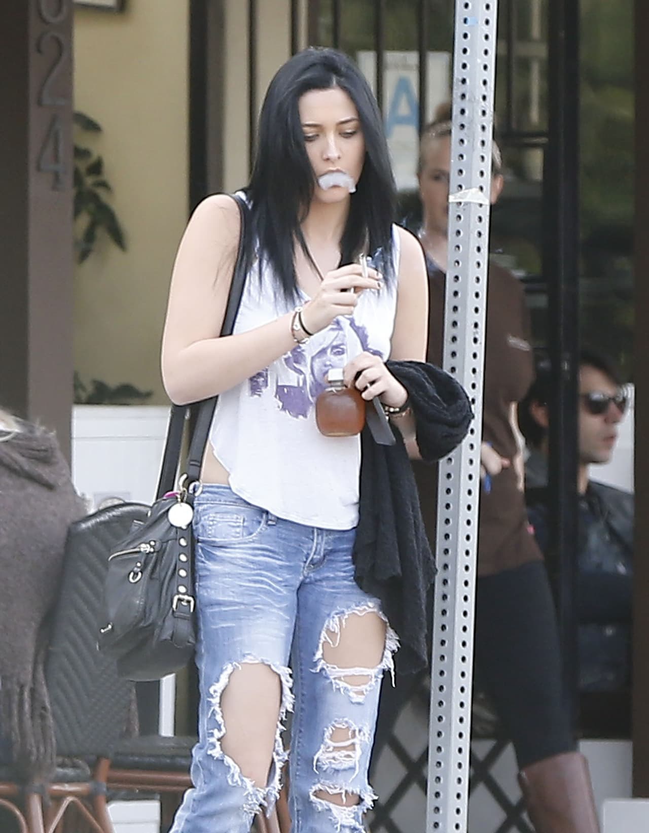 Su novio no la acompañaba.