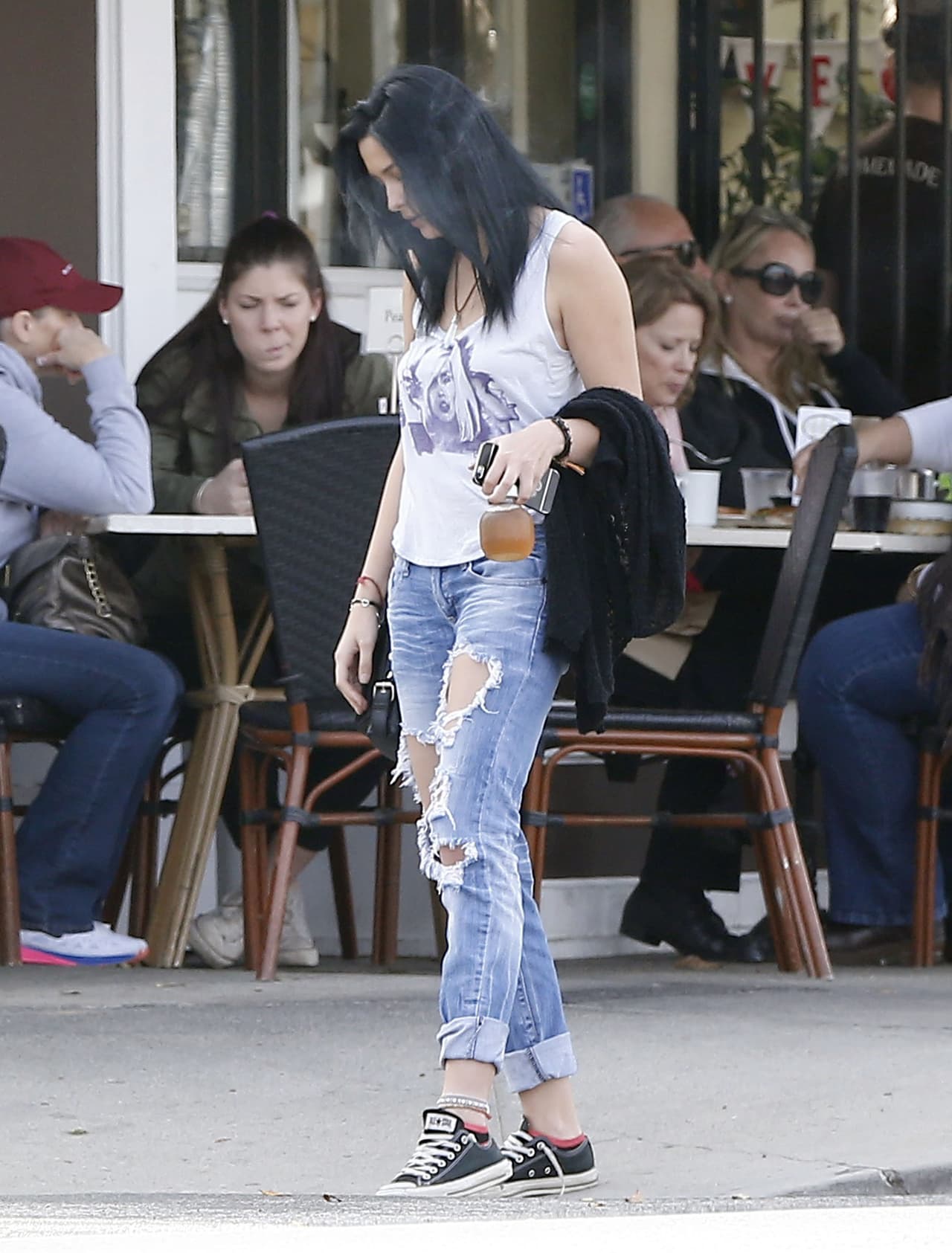 De inmediato apagó el cigarro.