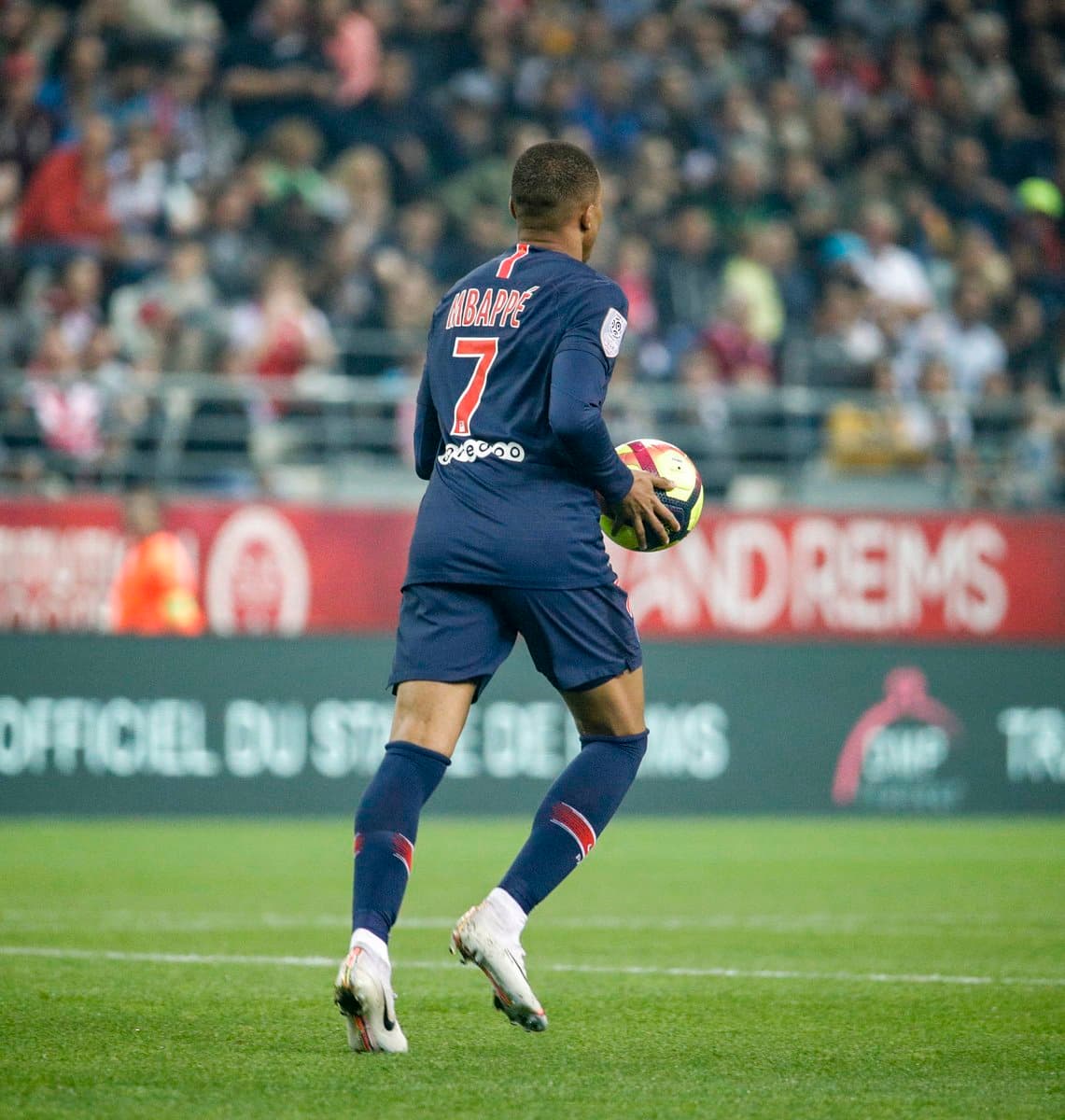 Mbappé necesitaba cuatro goles, pero quedó a tres de Lionel Messi que fue el máximo anotador en Europa.