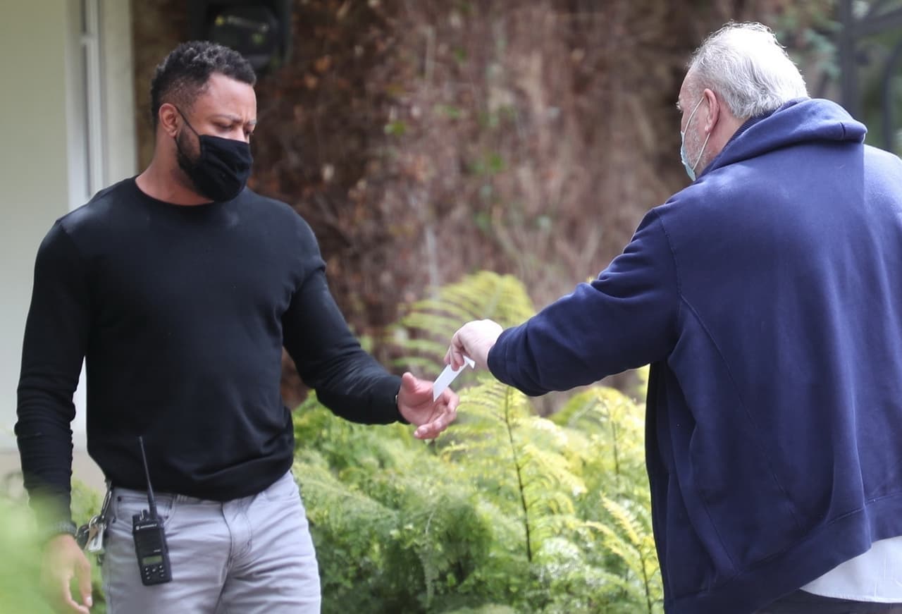 "Thomas le entregó una carta a Oprah 
<b><a href="https://www.univision.com/famosos/meghan-markle-entrevista-oprah-winfrey-enfermara-padre" target="_blank">pidiéndole que lo contactara</a></b> para que pudiera contar su versión de los hechos", dijo una fuente a ese diario. 
<br>