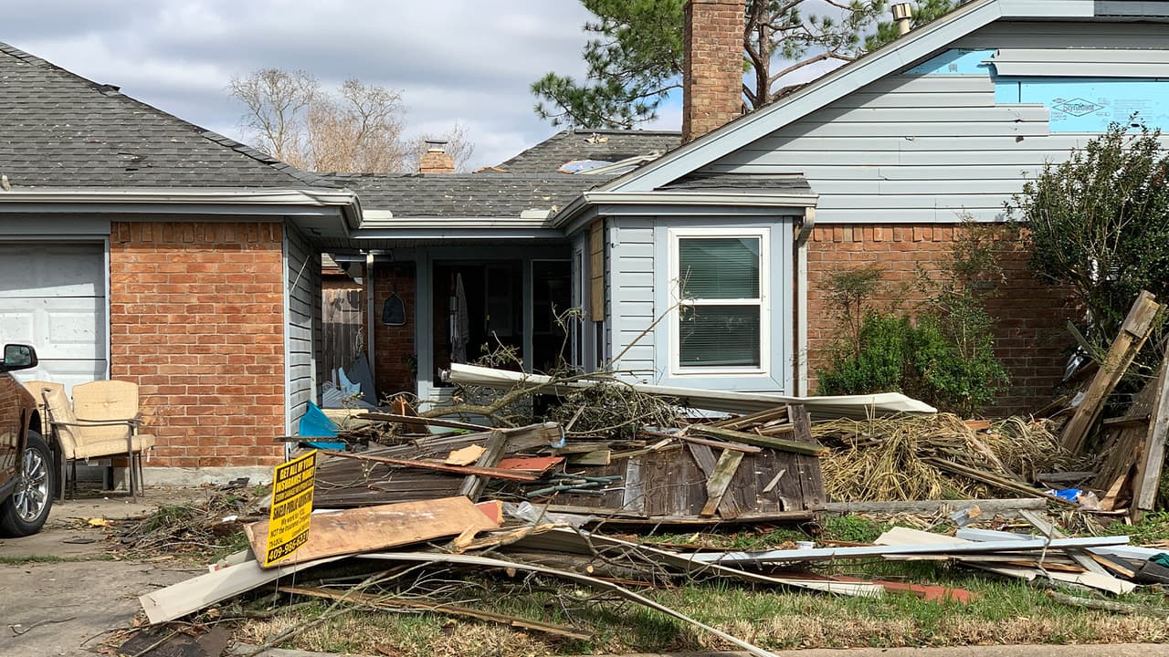 Las autoridades de Pasadena y Deer Park se encuentran haciendo un
<a href="https://www.univision.com/local/houston-kxln/lina-hidalgo-pasadena-paso-tornado-estan-recogiendo-escombros">recuento de los daños luego del paso de las tormentas y el tornado. </a>