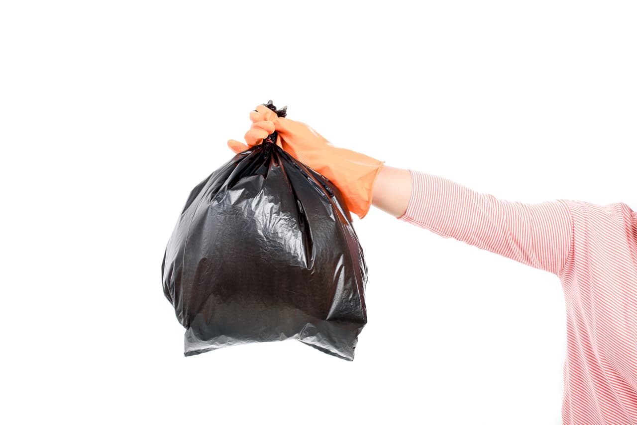 Para lograr que tu hogar siempre huela a limpio deberás detectar qué hay en ella que desprende olores poco agradables, por ejemplo: la basura. Intenta mantenerla fuera de casa ya que la mezcla de los residuos suele desprender olores a putrefacción. Evita que tu basurero absorba malos olores lavándolo cada semana con vinagre y agua caliente. Si el olor no desaparece rápidamente será necesario que espolvorees el bote con bicarbonato, lo que éste hará es absorber el mal olor. 
<br>