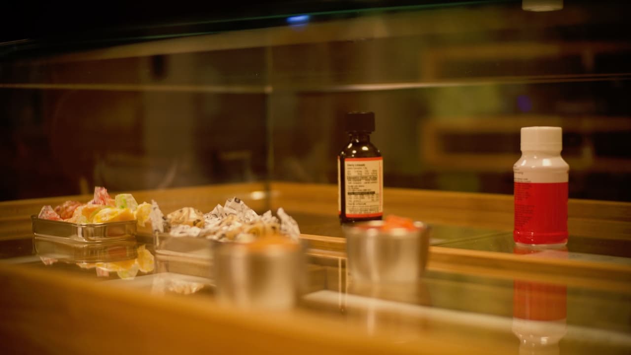 La marihuana reacciona en el cerebro a
<a href="https://www.drugabuse.gov/es/publicaciones/la-marihuana/como-produce-sus-efectos-la-marihuana" target="_blank">través de receptores</a> que tenemos en el cerebro. Cuando saturamos esos receptores, hace efecto la marihuana.