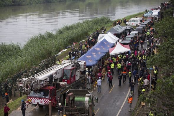 Personal y vehículos de rescate llegaron a la zona donde ocurrió el accidente en la capital de Taiwán.