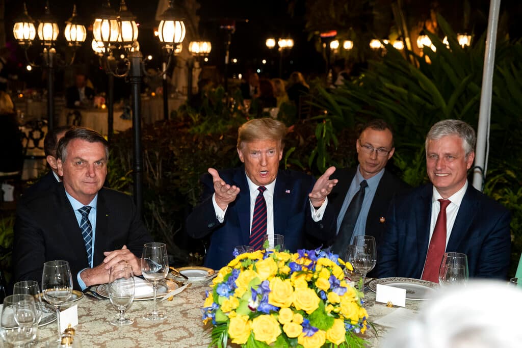 El presidente Donald Trump durante una cena con funcionarios y el presidente brasileño Jair Bolsonaro en Mar-a-Lago, Florida, el 7 de marzo de 2020.