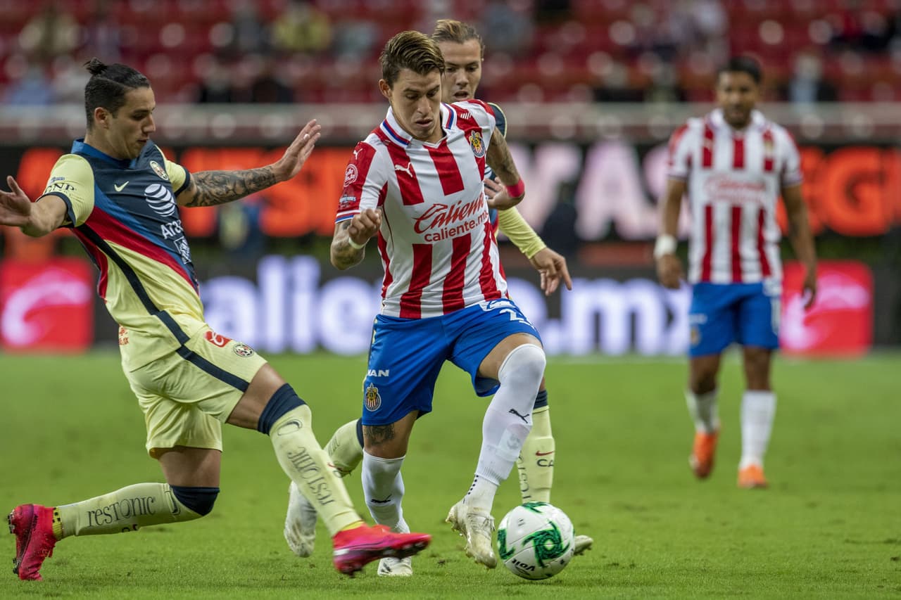 Cristian Calderón saca un potente disparo al minuto 81 y termina dándole la victoria 1-0 sobre las Águilas del América.