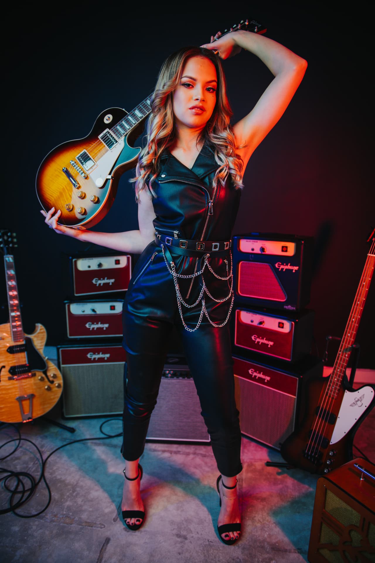 Quiere ganar Reina de la Canción para ayudar a sus padres, para que su padre viva con ellas en Miami y para que su madre no vuelva a limpiar más casas.