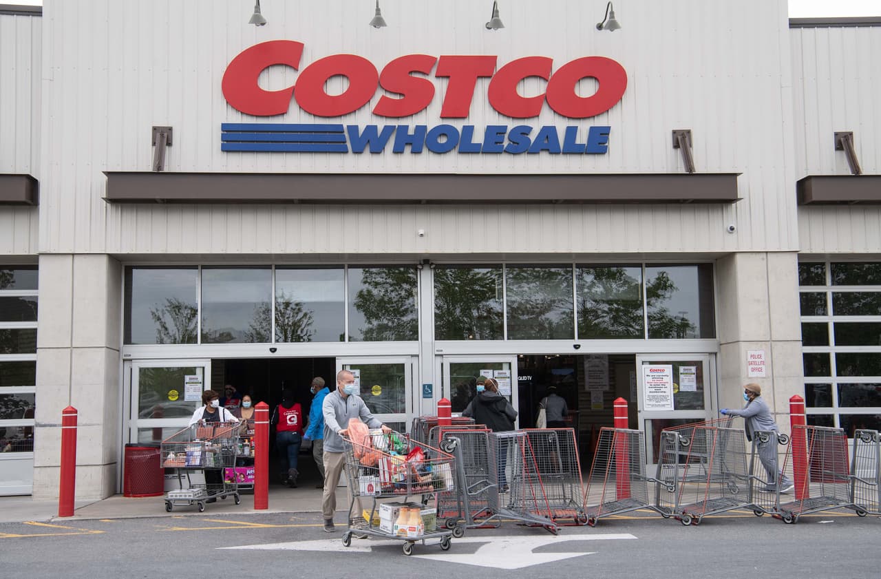 Costco elimina marca de leche de coco por acusaciones de presunta “explotación laboral” de monos, según PETA