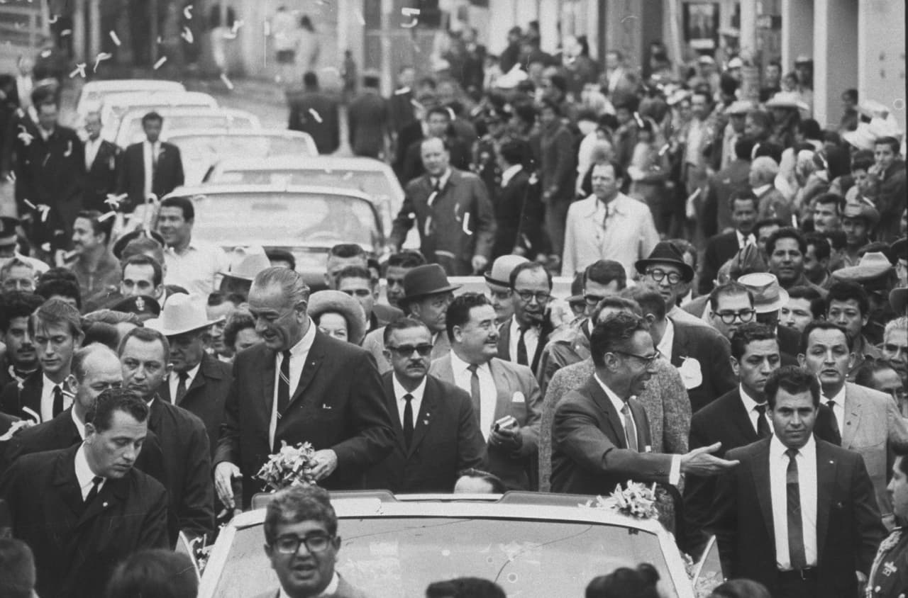 En 1963 comenzó la construcción del proyecto colaborativo entre ingenieros de ambos países, que genera 132 megavatios de energía eléctrica que se distribuyen a partes iguales de los dos lados de la frontera. Ese mismo año el presidente estadounidense Lyndon Johnson y su homólogo mexicano Gustavo Díaz Ordaz se reunieron para inspeccionar la obra.