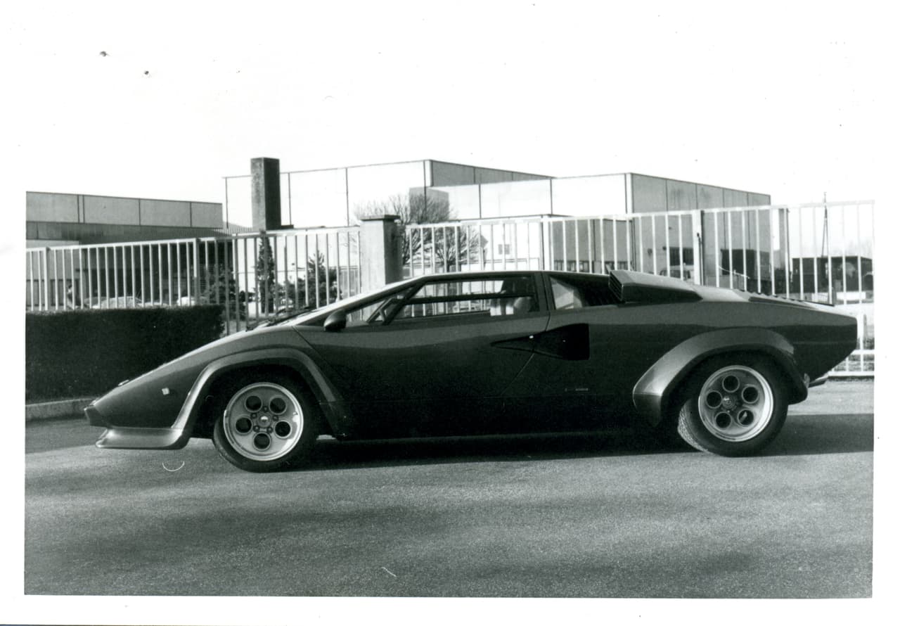 <b>Lamborghini Countach LP500 S </b>
<br>A esta versión sólo se le aumentó el desplazamiento del motor, pero tenía la misma potencia que el LP400. Estéticamente también permaneció sin cambios.