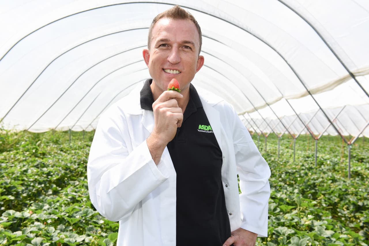 Con 37 años de edad, Artur afirma que no está harto de su trabajo, sino todo lo contrario él afirma que las fresas son su alimento favorito; es un amante de las fresas.