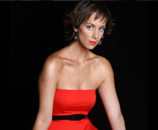 De pequeña no soñaba en ser actriz, su pasión surgió cuando estudió psicología, fue ahí cuando comenzó con clases de teatro.