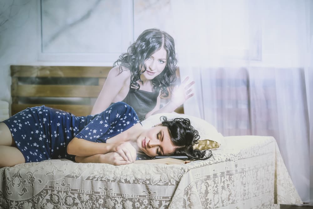 Al despertar, debes concentrar toda tu atención en el área del ombligo y en que te estás levantando de manera animada y vigorosa. Supuestamente, esto influirá a que hagas un viaje astral pronto, pero las creencias antiguas advierten que tengas cuidado, porque tu espíritu podría no lograr regresar a tu propio cuerpo.