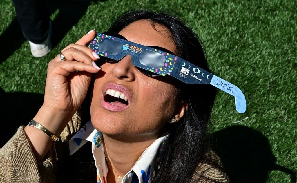 Con los lentes apropiados, millones de personas a través de Estados Unidos fueron testigos del eclipse solar total. El espectáculo astronómico, aunque en su versión 'parcial', mantuvo cautiva la atención de miles de personas, en Los Ángeles, California.