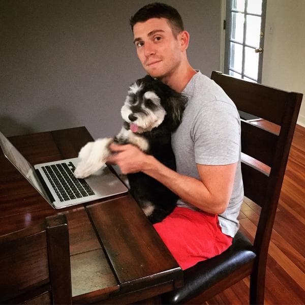 El actor Bryan Greenberg junto a su mascota Ewok Greenberg.