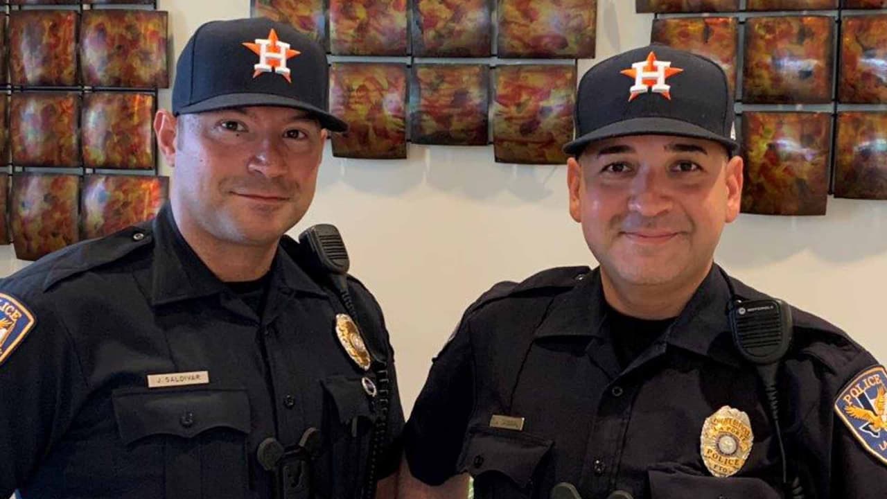 Policías hispanos del área de Houston visten gorras de los Astros para apoyar a su equipo