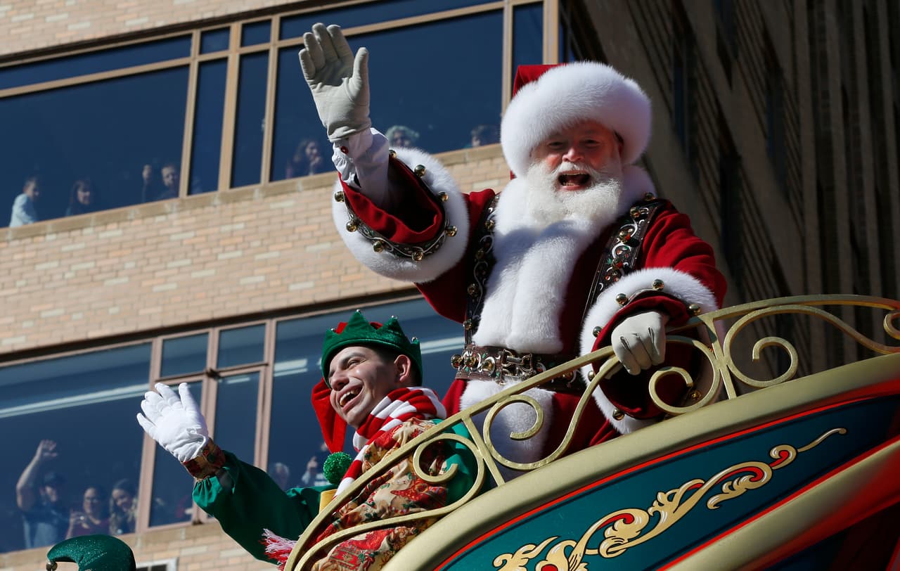 La carroza con Santa Claus, la última de la fila que cerró del desfile.