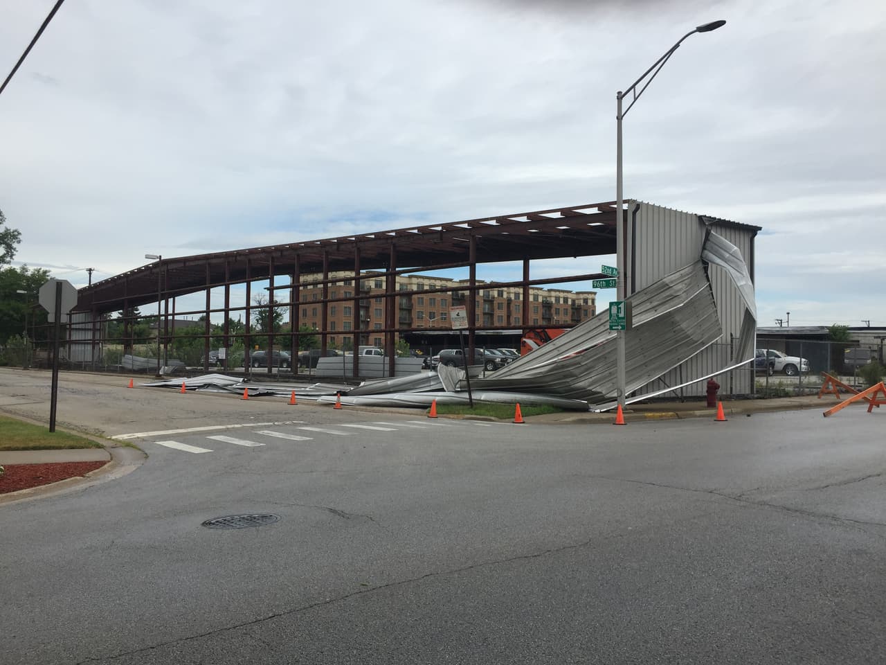 Graves tormentas causan daños en un inmueble en la 52nd Avenue y la 26th St en el barrio de Oak Lawn.