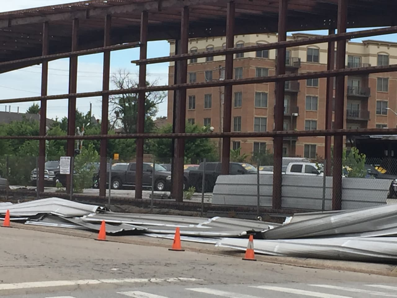 Graves tormentas causan daños en un inmueble en la 52nd Avenue y la 26th St en el barrio de Oak Lawn.