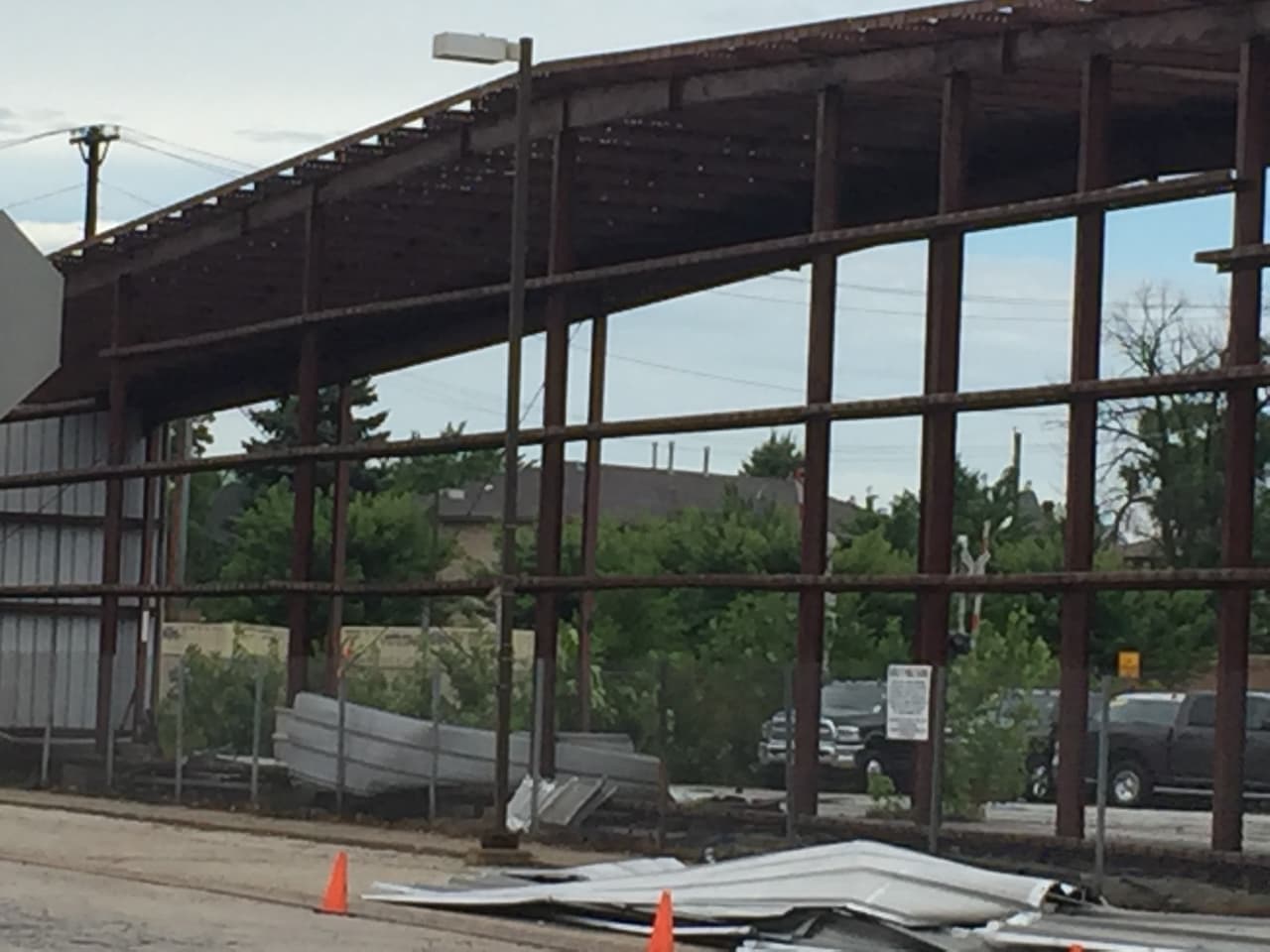Graves tormentas causan daños en un inmueble en la 52nd Avenue y la 26th St en el barrio de Oak Lawn.