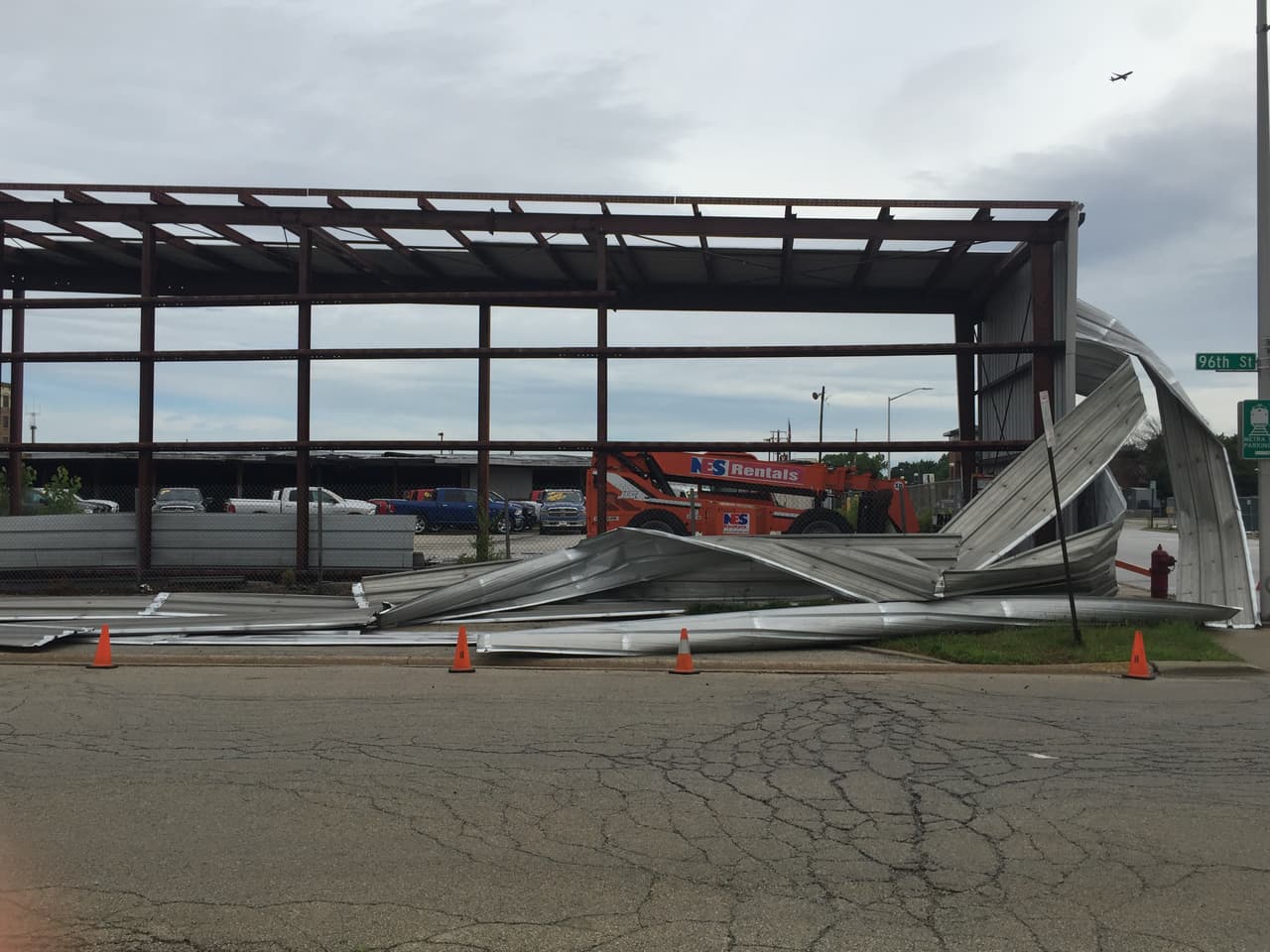 Graves tormentas causan daños en un inmueble en la 52nd Avenue y la 26th St en el barrio de Oak Lawn.