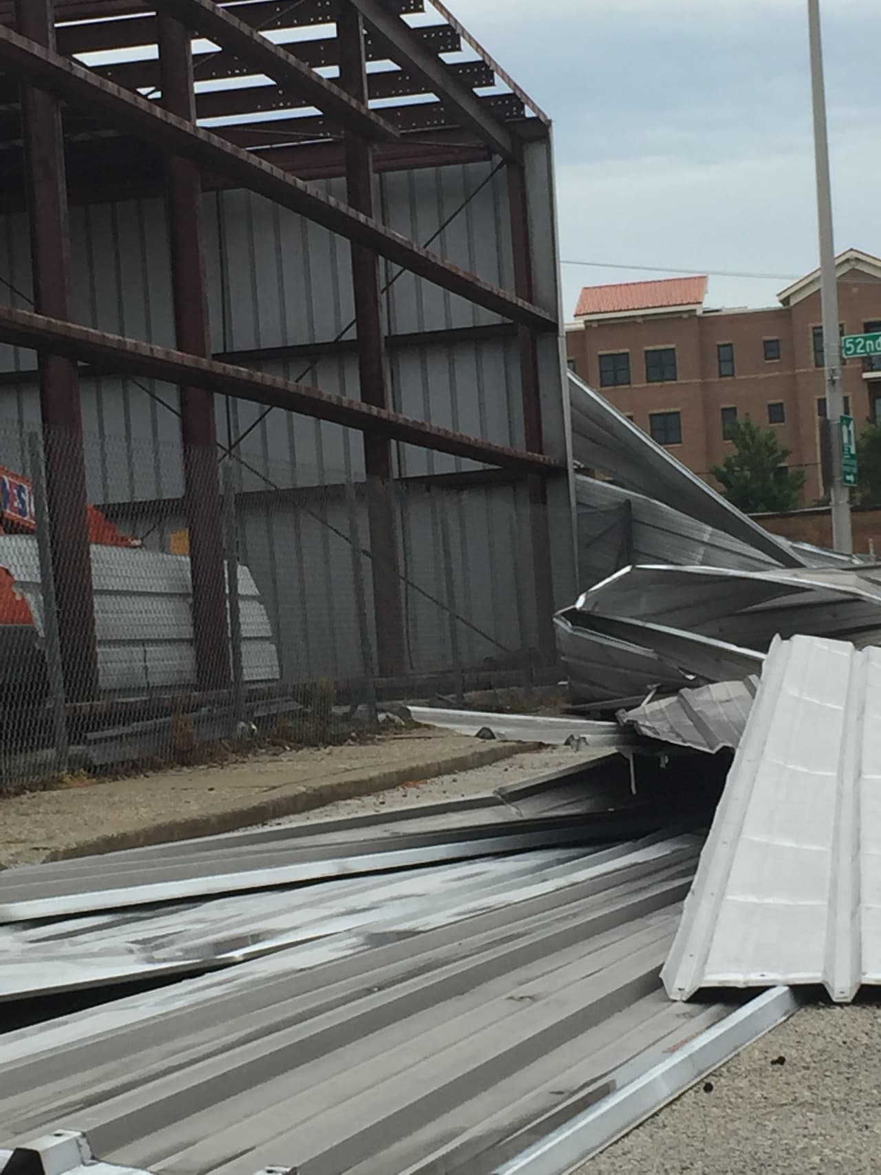 Graves tormentas causan daños en un inmueble en la 52nd Avenue y la 26th St en el barrio de Oak Lawn.