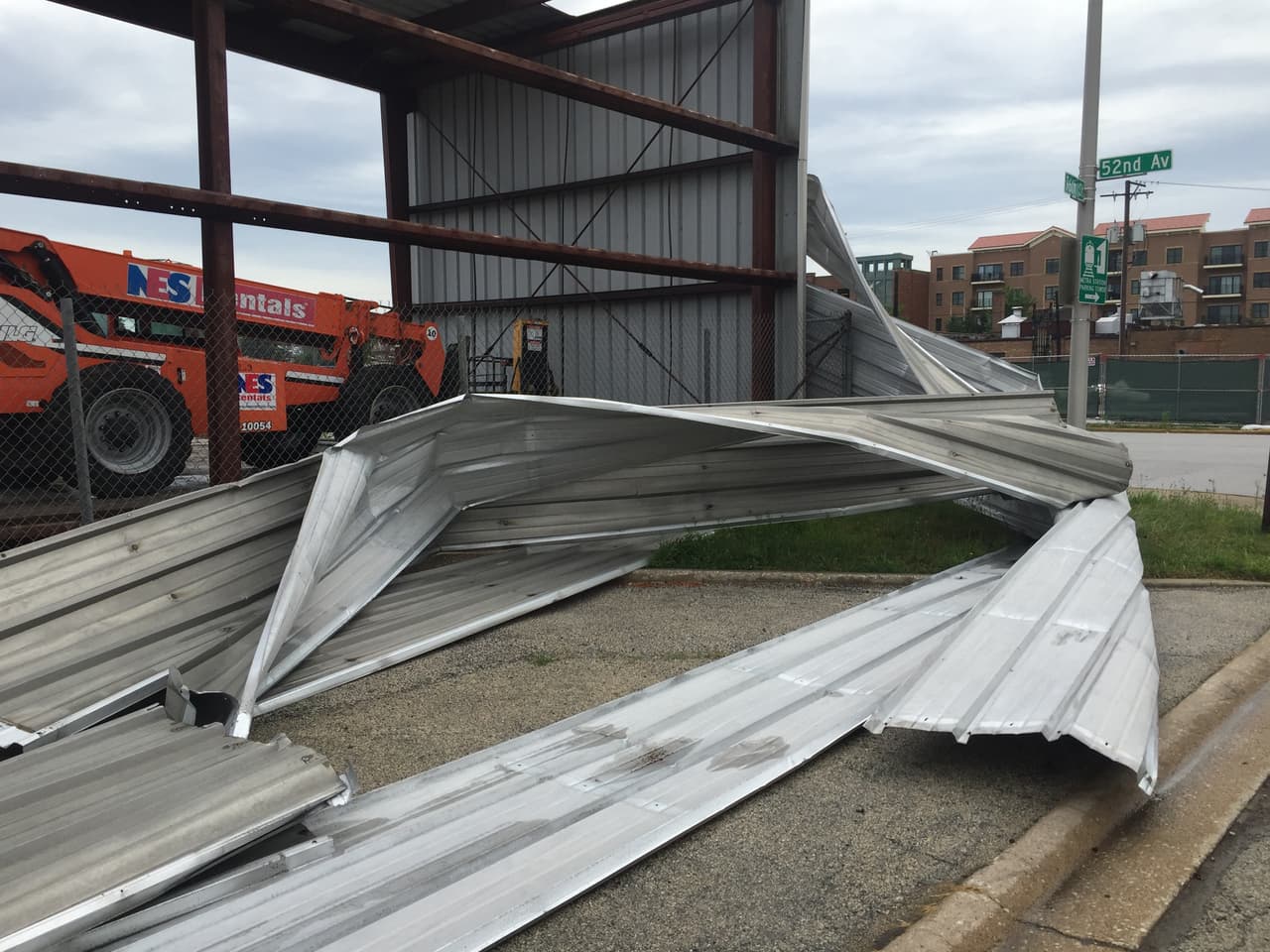 Graves tormentas causan daños en un inmueble en la 52nd Avenue y la 26th St en el barrio de Oak Lawn.