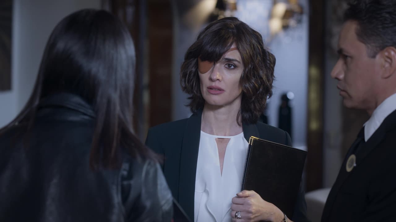 Los planes de Catalina Creel (Paz Vega) de quedarse con la fortuna Larios, estuvieron en riesgo por un momento luego que Vicky (Michelle González), la amiga de José Carlos (Gonzalo García Vivanco), visitara las joyerías Gothier.