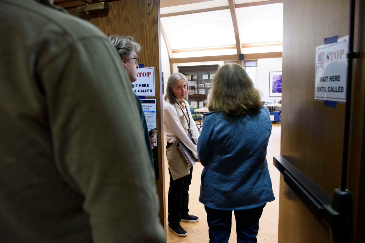 Funcionarios locales, como el Procurador General Josh Stein, visitaron centros de votación para motivar a los ciudadanos, mientras que el Vicegobernador Mark Robinson se dedicó a saludar a los votantes en diferentes condados, creando un ambiente de entusiasmo y celebración democrática.