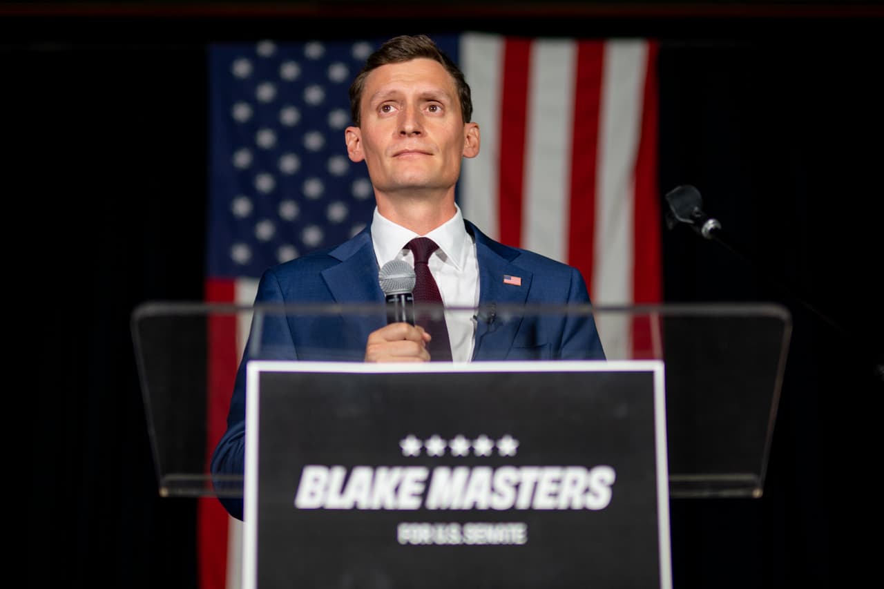 <h3 class="cms-H3-H3">Blake Masters, candidato republicano al Senado por Arizona</h3>
<br>
<br>🗳️ Masters compite en noviembre con el actual senador demócrata Mark Kelly. 
<br>
<br>🗳️ “Creo que Trump ganó en 2020”, dice Masters en varios anuncios de campaña. En un tuit asegura, sin mostrar pruebas, que “las instituciones más poderosas de Estados Unidos conspiraron” en contra de Trump. 
<br>