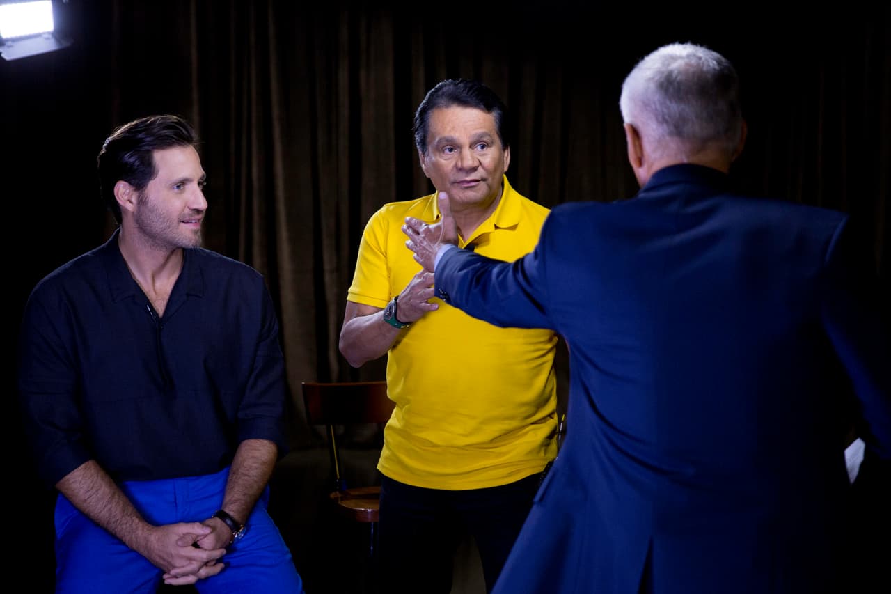 Explicó que lo primero que hay que aprender para boxear es cómo pararse. Dice que hay que pararse de lado, no de frente, para así poder moverse y bloquear posibles golpes.