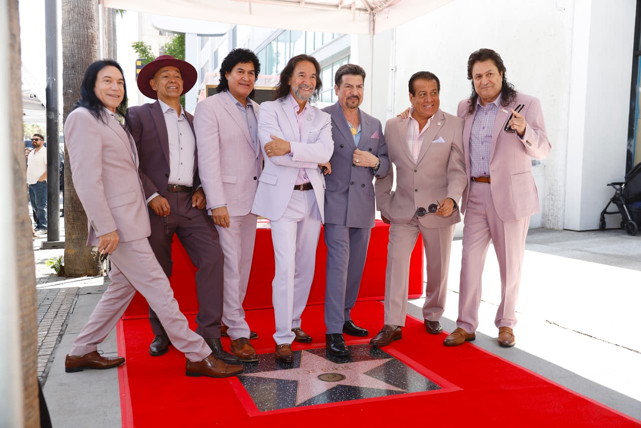 Los Bukis develaron su estrella en el Paseo de la Fama de Hollywood.