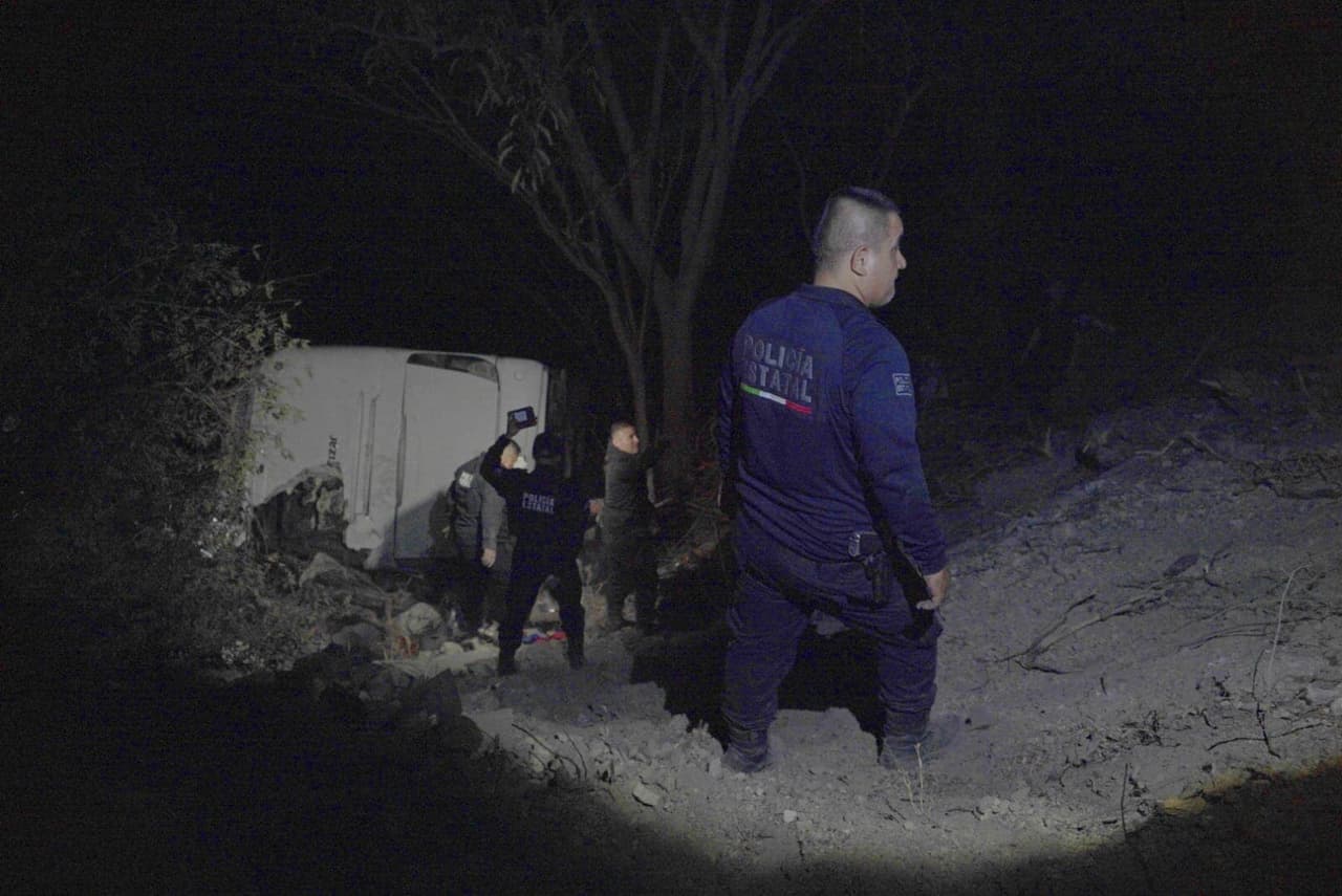 Al menos 18 personas mueren en un autobús que cayó por un profundo barranco en México