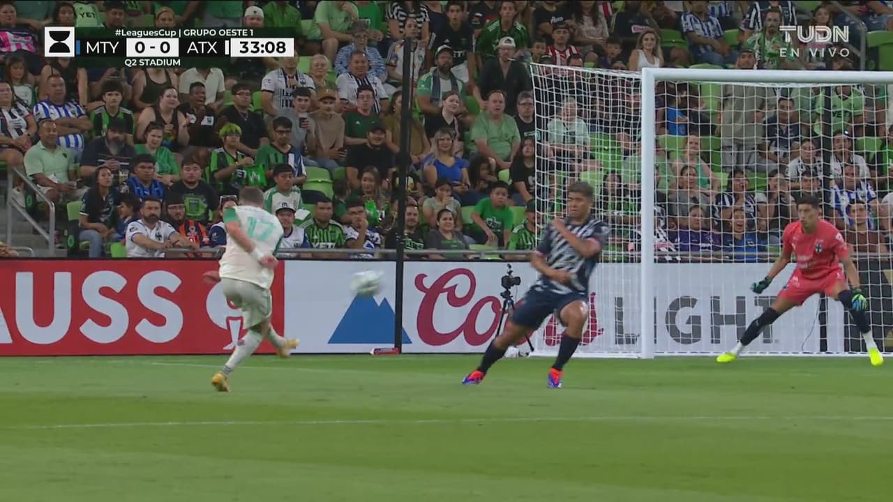 ¡Buena reacción! Andrada desvía el disparo de Gallagher