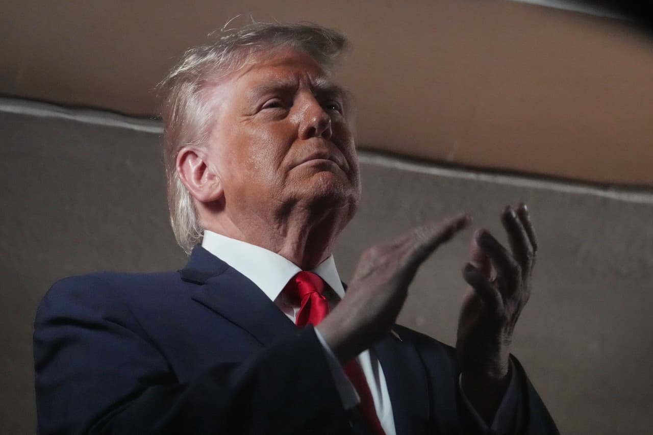 El presidente Donald Trump asiste a un partido de los playoffs de las Finales de la NBA entre los New York Knicks y los San Antonio Spurs en el Madison Square Garden de Nueva York, el lunes 8 de junio de 2026.