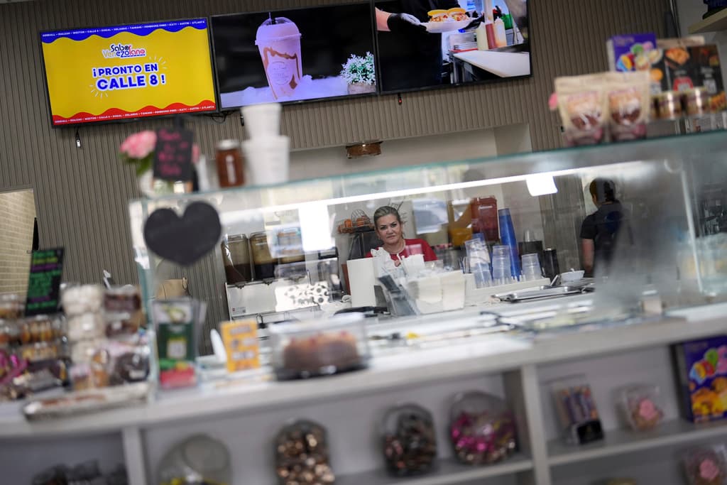 Yrene Bruno trabaja dentro de su franquicia de "Sabor Venezolano", que vende comida y golosinas venezolana, en Doral, Florida, el martes de abril de 2025. (AP Foto/Rebecca Blackwell)