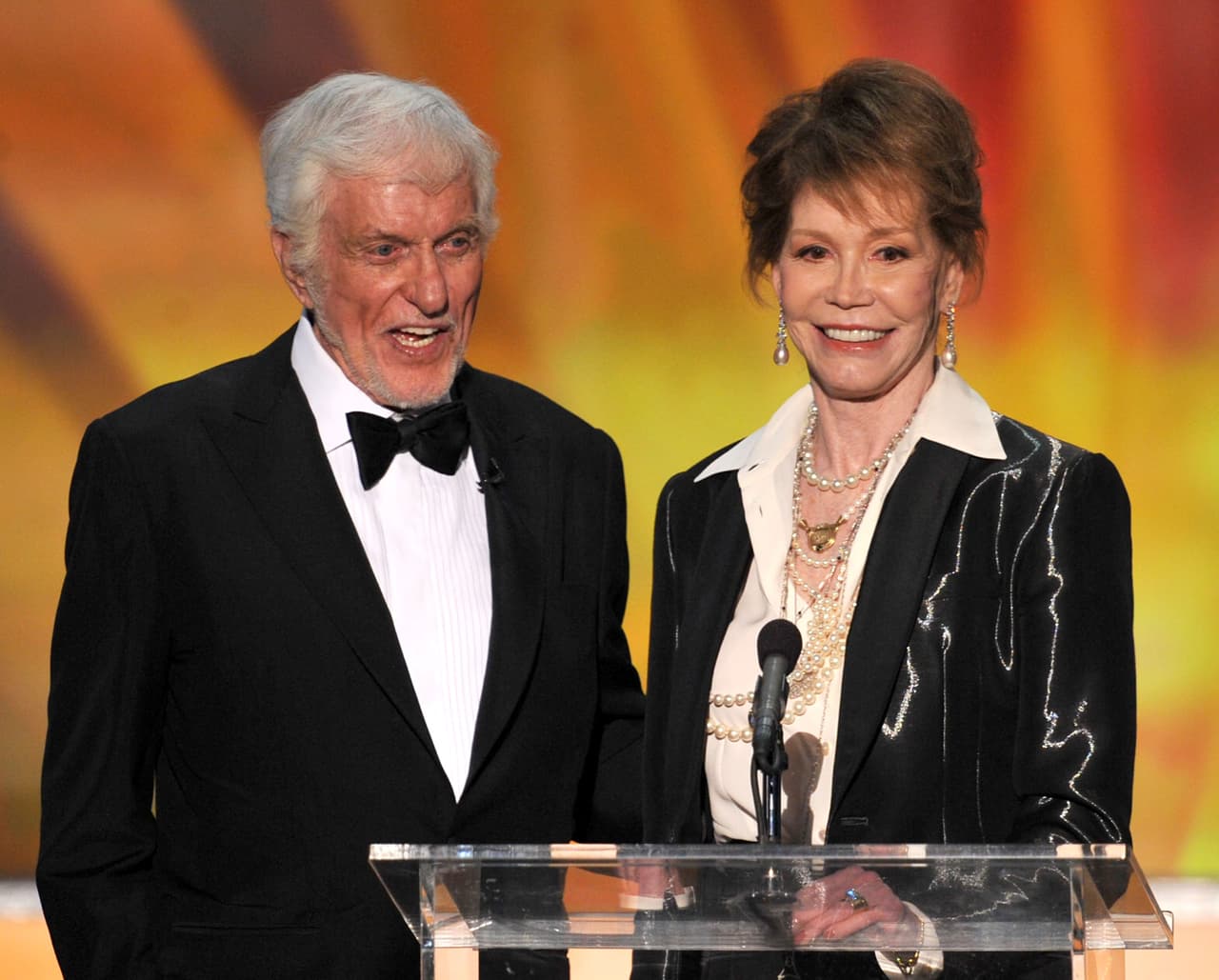 En el escenario la acompañó su coestrella del clásico show de los 60, Dick Van Dyke.