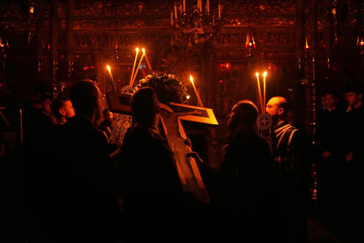 Un sacerdote cristiano ortodoxo griego lleva una cruz de madera durante el servicio de la Pasión en la Iglesia Patriarcal de San Jorge, en Estambul, Turquía, el jueves 17 de abril de 2025.
<br>
<br>Sin embargo, la propuesta enfrenta obstáculos profundos. En el mundo ortodoxo, el rechazo a cambiar las tradiciones milenarias es fuerte, y muchos fieles perciben los intentos de unificación como una estrategia del Vaticano para imponer su autoridad. Este sentimiento se agrava por una historia de desconfianza y divisiones.
<br>
<br>