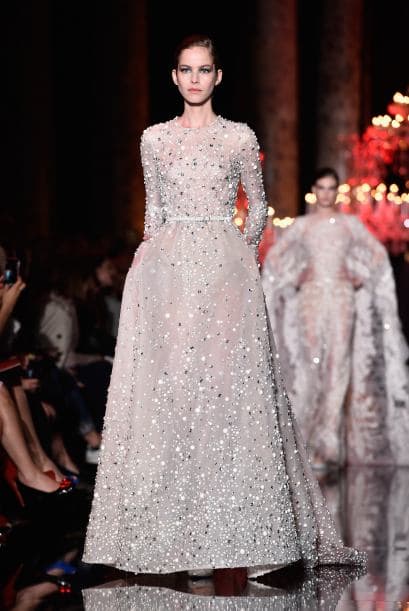 Porque además le ponen un punto de interés al atuendo al mezclar la tela con el color de la piel.