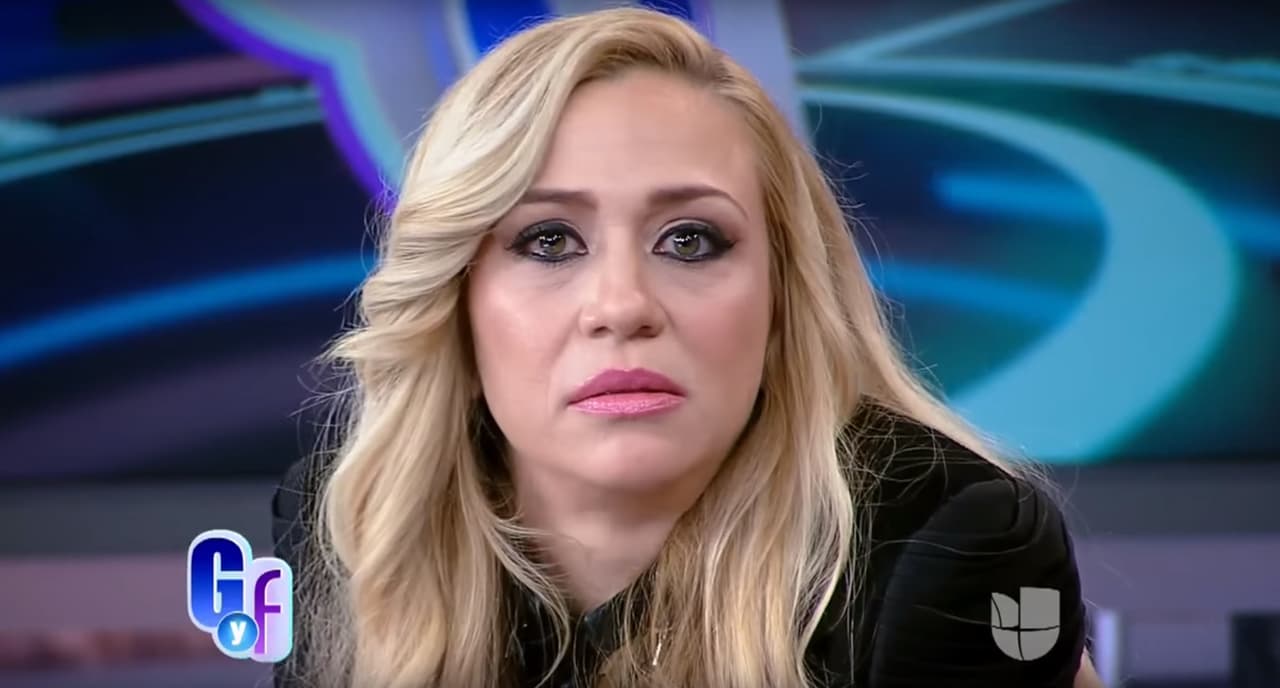 "Le he dado un amor abnegado toda la vida y ella ha hecho conmigo lo que le ha dado la gana", dijo la cantante con lágrimas en los ojos.