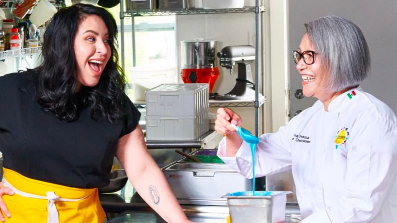 Cindy posa junto a su madre Andrea en su chocolatería en Bishop Arts, Dallas.