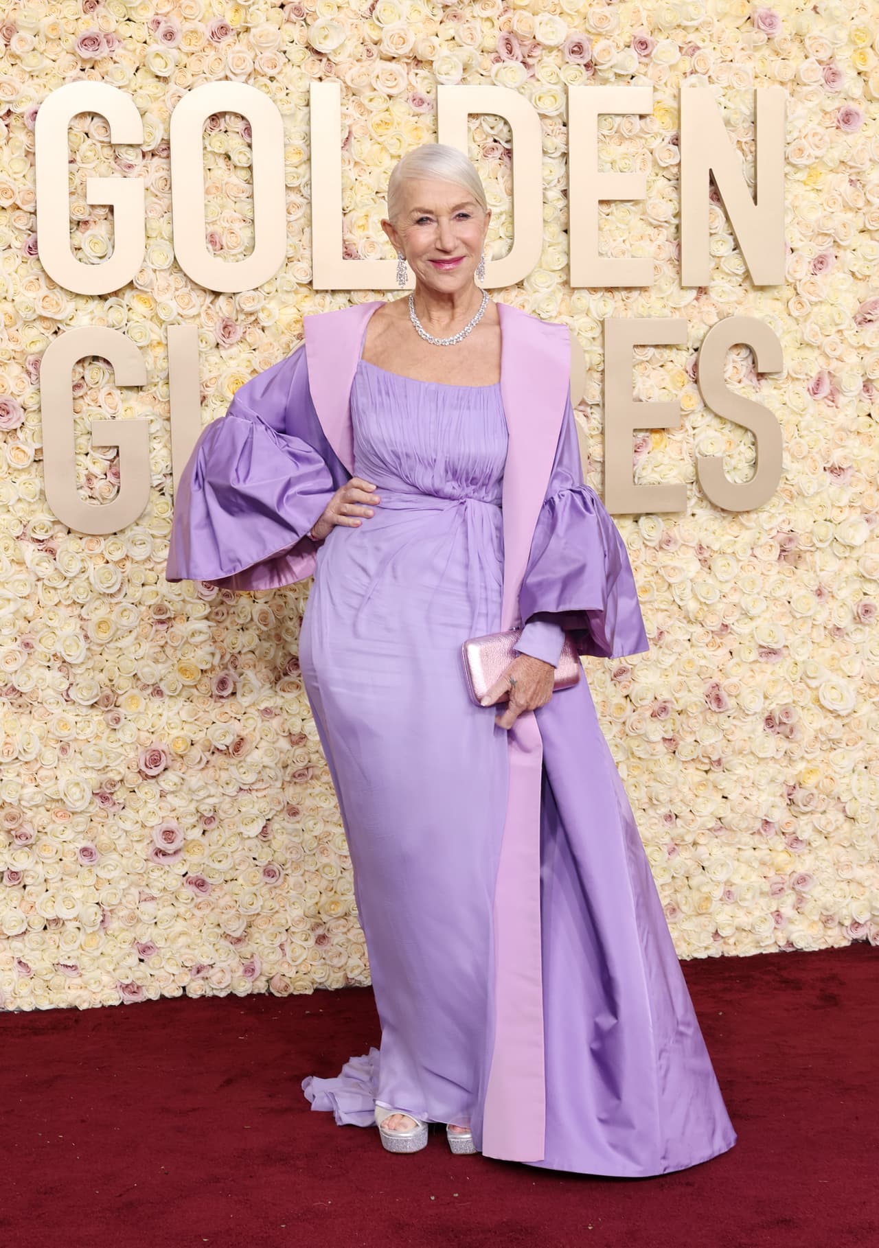 Helen Mirren atiende los Golden Globes 2024.