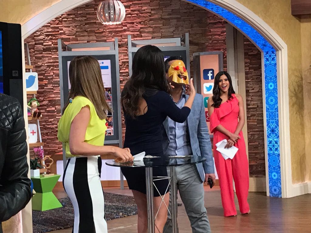 Marco Regil no podía quedarse atrás, él también quería tener un cutis pero de 'emoji' enamorado.
