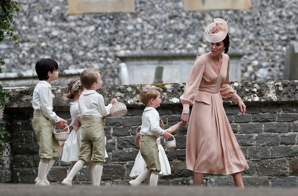 En la boda de su tía Pippa Middleton, George protagonizó un berrinche cuando
<b> <a href="https://www.univision.com/entretenimiento/ya-sabemos-por-que-kate-middleton-regano-al-principe-george-en-la-boda-de-pippa" target="_blank">su madre lo regañó</a></b> por culpa de su hermana, Charlotte. Según el medio británico Daily Mail, el príncipe observó que su hermanita estaba parada sobre la cola del vestido de Pippa. El príncipe decidió seguirla y hacer lo mismo.
