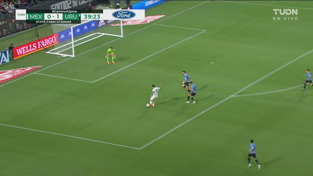 ¡¿Cómo fallaste Raúl?! Jiménez dispara muy desviado ante el arco