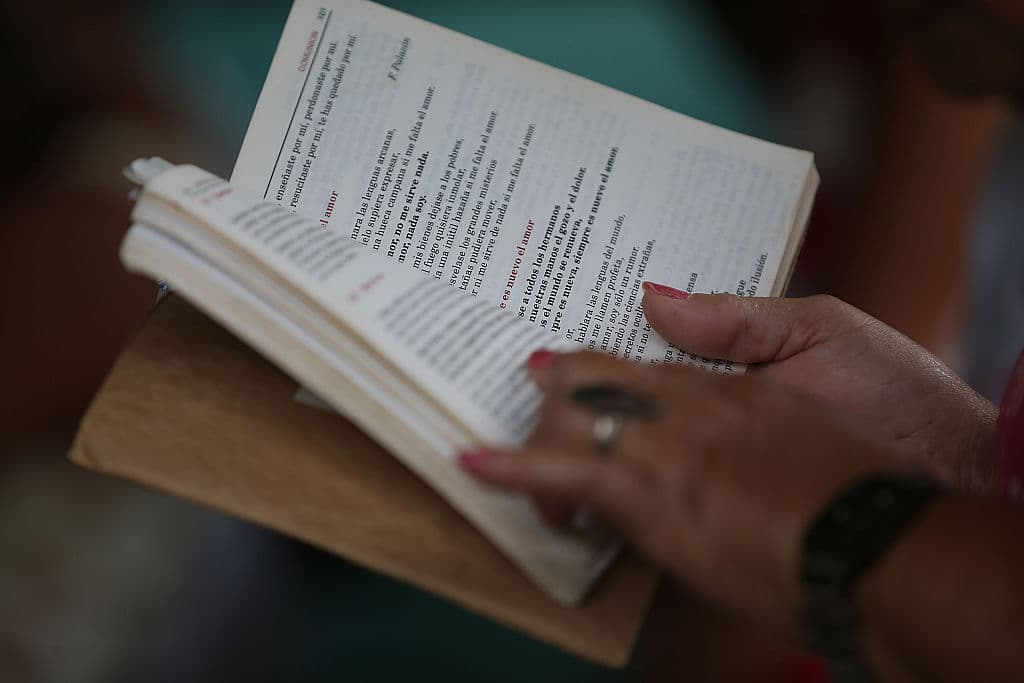 Busca una Biblia y coloca el papel doblado como triángulo dentro del Salmo 91.