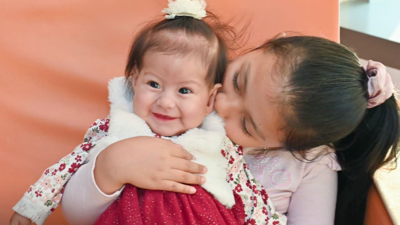 Así, fue sometida a una terapia genética, bajo la supervisión de los doctores Cowan y Puck. El hospital recientemente reportó que las células T y B se están recuperando y que comienza a mostrar inmunidad.